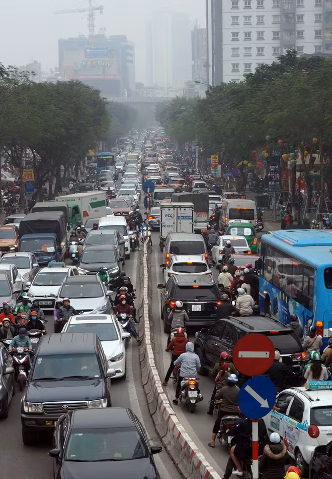 Tắc đường dịp Tết Nguyên đán luôn là bài toán "chưa giải quyết kịp" mỗi dịp Tết đến. Năm nay, Tết Nguyên đán Kỷ Hợi 2019, nỗi lo ấy lại tiếp tục quay trở lại khi mà một số trường cao đẳng, đại học trên địa bàn Hà Nội đã bắt đầu cho sinh viên nghỉ tết từ 24-1.