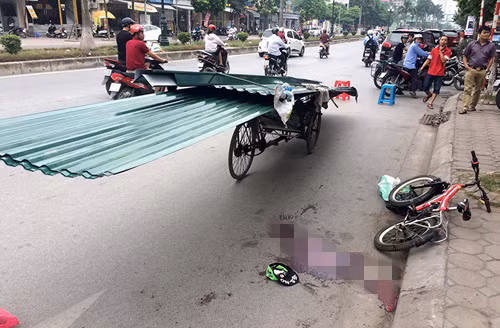 Hình ảnh hiện trường vụ bé trai bị cứa cổ thương tâm ở Tân Mai.