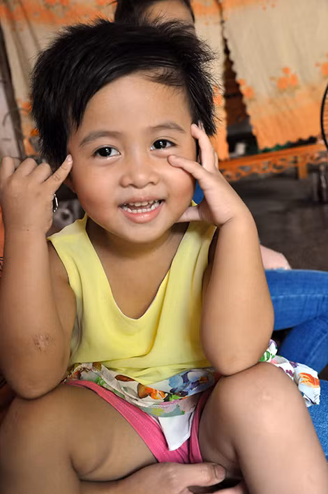 Như hiểu được nỗi lòng của mẹ, bé Phương rất ngoan ngoãn, ngày càng khỏe mạnh.