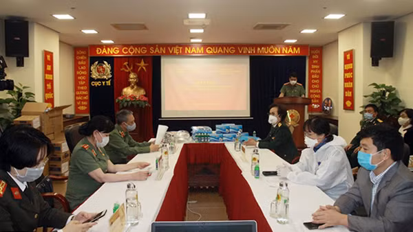 Quang cảnh buổi Lễ tiếp nhận ủng hộ