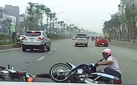Chiếc xe bỏ chạy khỏi hiện trường.