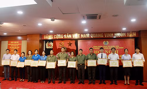 Các tập thể, cá nhân có thành tích xuất sắc trong phong trào thi đua được Công đoàn Cục CNAN tặng giấy khen