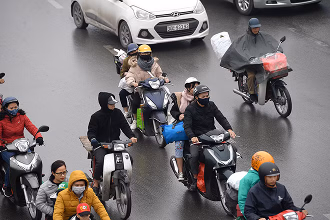 Dòng phương tiện hối hả trên những cung đường nơi cửa ngõ phía nam thủ đô trong cơn mưa phùn lất phất se lạnh.