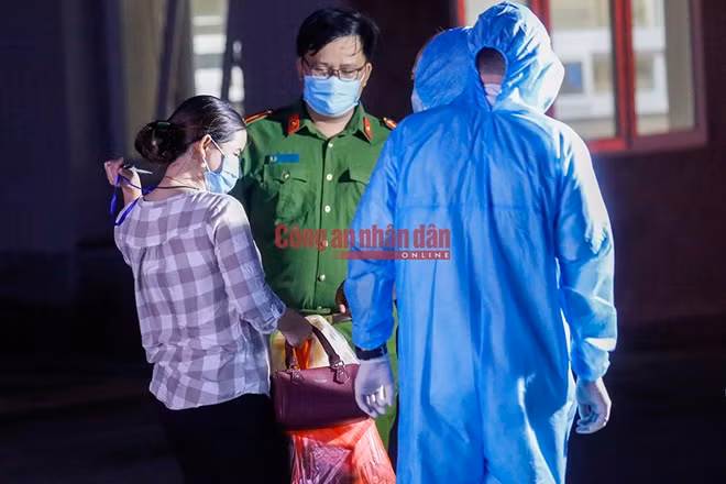 Nhân viên y tế với trang phục bảo hộ cùng lực lượng công an được triển khai để phong tỏa tạm thời bệnh viện E.