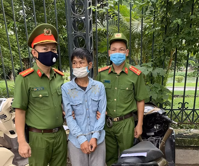 Vào chốt 141, người đàn ông tự tin trò chuyện, vẫn bị lộ ma túy
