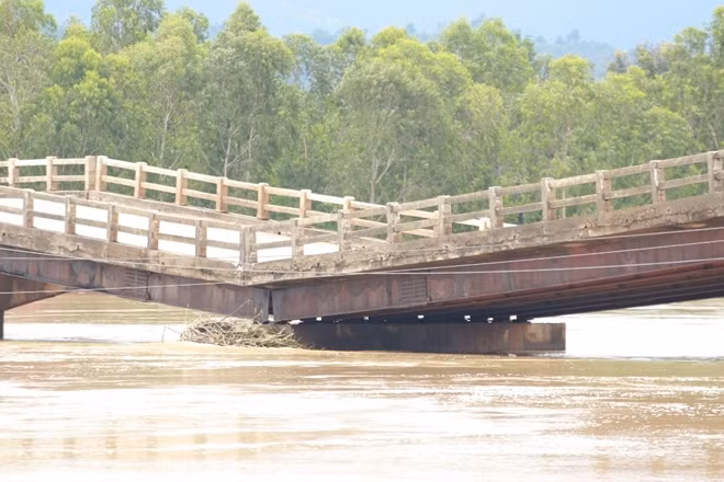 Trụ giữa của cầu chữ V bị sụt lún khiến giao thông bị ách tắc trên Tỉnh lộ 9