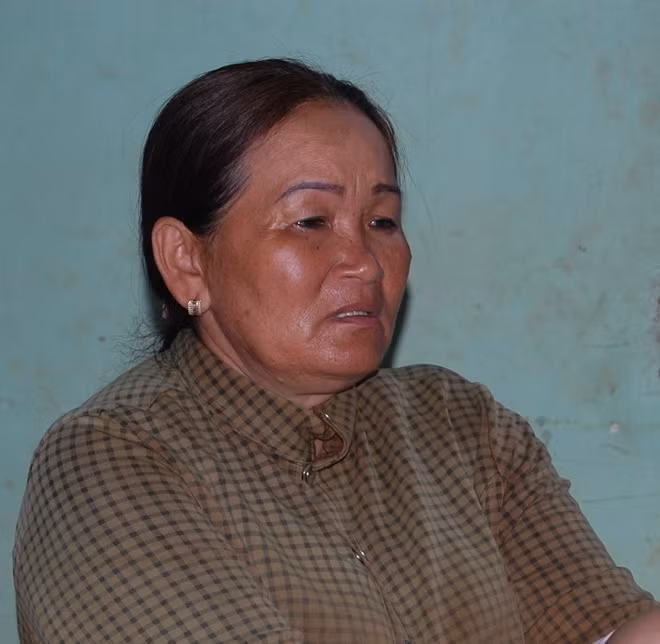 Bà Xuân đau buồn trước tội trạng mà cô con gái bất trị gây ra.