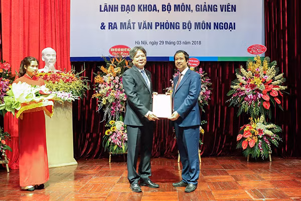 GS Trần Bình Giang nhận Quyết định kiêm Phó Chủ nhiệm Khoa Y Dược - ĐHQGHN