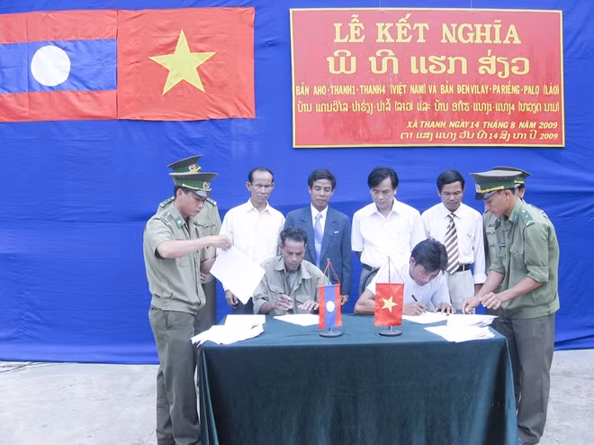 Lễ kết nghĩa giữa bản A Ho (xã Thanh, Hướng Hóa, Quảng Trị) với bản Đen-vi-lay, Pa riềng, Pa lọ (Lào) năm 2009.
