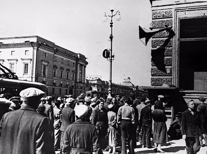 Người dân Leningrad ngày 22-6-1941 nghe thông báo trên đài phát thanh thông điệp chính phủ về cuộc tấn công của Đức Quốc xã vào Liên Xô.