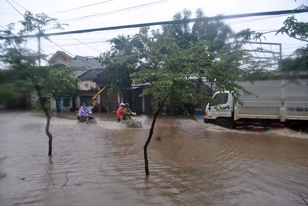 Tuyến đường Hùng Vương (TP.Quy Nhơn) ngập sâu trong nước