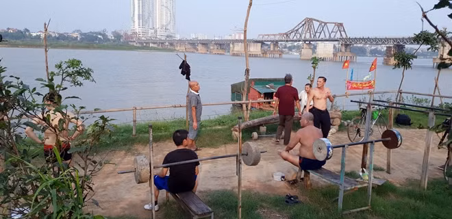 Nhiều năm qua, "phòng" tập thể hình tự do được CLB thể dục thể hình cựu chiến binh Sông Hồng lập nên vẫn hoạt động đều đặn hàng ngày nơi bãi giữa sông Hồng, bất kể mùa đông lạnh giá hay hè nắng nóng.