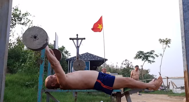Nhiều người ở trung tâm thành phố cũng đi ra bờ đê tham gia tập luyện. Theo họ, không khí ở đây không những trong lành hơn, mà họ còn có thể bơi lội trước hoặc sau khi tập tạ.