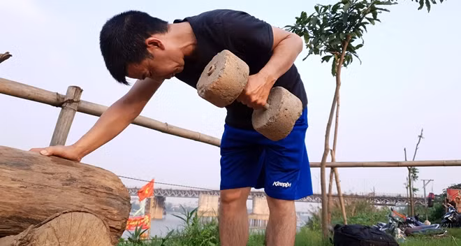 Những dụng cụ tập luyện được các thành viên cùng nhau "tự chế" do không có điều kiện đầu tư mua tạ và dụng cụ chuyên dụng. Mặc dù số lượng tạ không nhiều và thô sơ nhưng cũng đủ cho các thành viên tập.