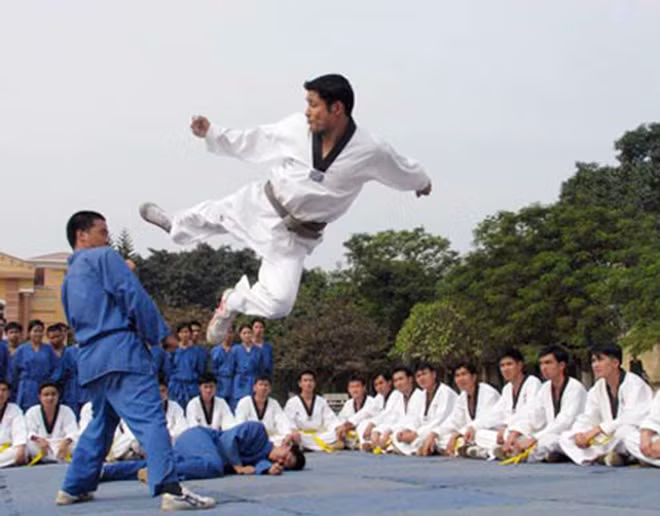 Sinh viên Trường Trung cấp Cảnh sát vũ trang trong giờ học võ thuật quân sự.