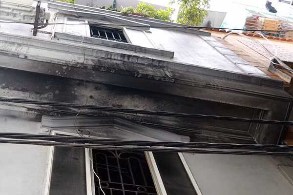 Khói đen ám vào tường ngôi nhà
