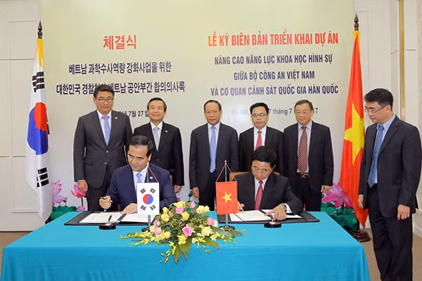 Lễ ký kết “Biên bản triển khai Dự án nâng cao năng lực khoa học hình sự cho Bộ Công an Việt Nam” giữa Cục Đối ngoại Bộ Công an Việt Nam và Cục Đối ngoại Cơ quan Cảnh sát quốc gia Hàn Quốc.