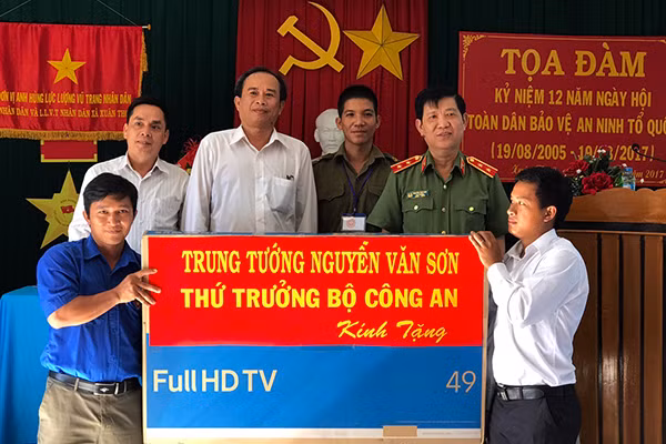 Thứ trưởng Nguyễn Văn Sơn phát biểu chỉ đạo và tặng quà tại Tọa đàm kỷ niệm 12 năm Ngày hội toàn dân Bảo vệ an ninh Tổ quốc ở xã Xuân Thọ 2, thị xã Sông Cầu.