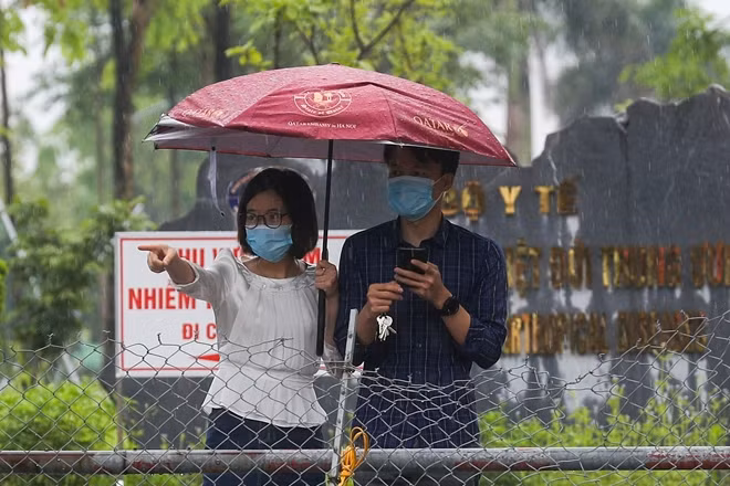 Cũng trong ngày hôm nay, Giám đốc Bệnh viện Bệnh Nhiệt đới Trung ương, thông báo dừng tiếp nhận bệnh nhân và xét nghiệm toàn bộ nhân viên bệnh viện.