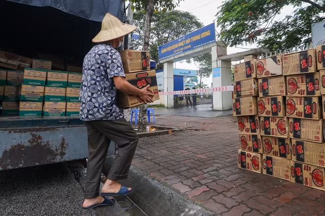 Thực phẩm tiếp tế được chuyển tới Bệnh viện.