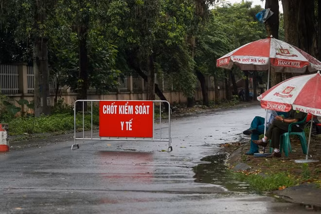 Lực lượng chức năng yêu cầu không ai được phép đi vào trong khu vực rào chắn, người có chức năng, nhiệm vụ phải xuất trình giấy tờ.