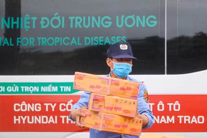 Bệnh viện cũng huy động xe chuyên dụng để vận chuyển hàng hoá đã được khử khuẩn an toàn.