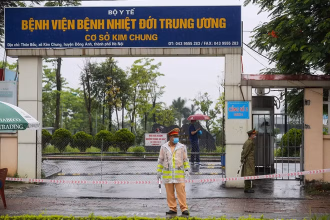 Chiều 5/5, Bệnh viện Bệnh Nhiệt đới Trung ương cơ sở 2 (Đông Anh, Hà Nội) được cách ly y tế vì có ca bệnh COVID-19 là nam bác sĩ.