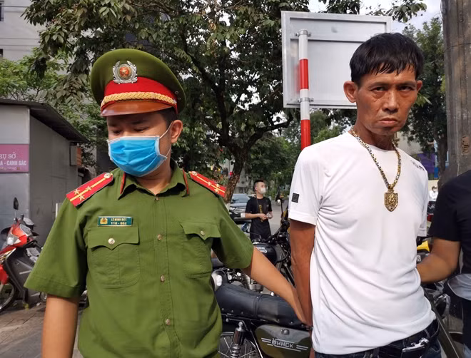 Công an bắt giữ Nguyễn Chiến Công mang theo người.
