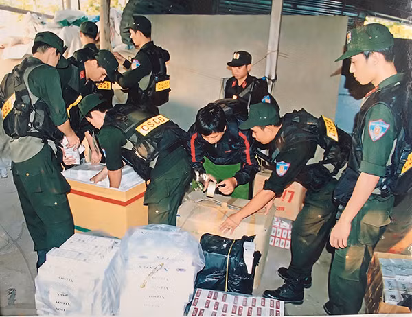 Tang vật vụ buôn lậu do Công an An Giang phát hiện, thu giữ Tang vật vụ buôn lậu do Công an An Giang phát hiện, thu giữ