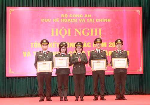 Thiếu tướng Nguyễn Thị Kim Dung, Phó Cục trưởng Cục Kế hoạch và tài chính trao thưởng tặng các Đơn vị quyết thắng