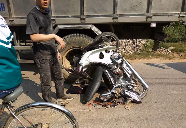 Nam thanh niên đi xe máy thoát chết sau tai nạn. Ảnh: Đỗ Việt Tú. Nam thanh niên đi xe máy thoát chết sau tai nạn. Ảnh: Đỗ Việt Tú.