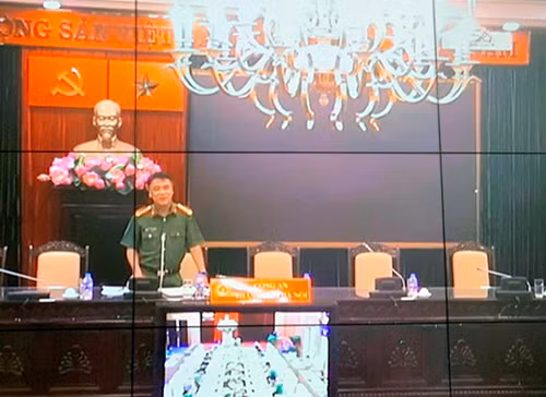 Đại tá Trần Ngọc Dương, Phó Giám đốc, Trưởng BCĐ phòng chống dịch của Công an TP Hà Nội báo cáo tại buổi làm việc. Đại tá Trần Ngọc Dương, Phó Giám đốc, Trưởng BCĐ phòng chống dịch của Công an TP Hà Nội báo cáo tại buổi làm việc.