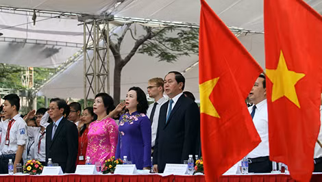 Chủ tịch nước và các đại biểu làm Lễ chào cờ. Ảnh Thuần Thư Chủ tịch nước và các đại biểu làm Lễ chào cờ. Ảnh Thuần Thư