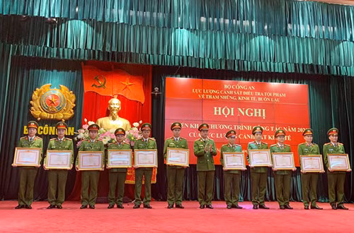 Thứ trưởng Nguyễn Duy Ngọc thừa uỷ quyền Thủ tướng Chính phủ trao Bằng khen tặng các cá nhân có thành tích xuất sắc Thứ trưởng Nguyễn Duy Ngọc thừa uỷ quyền Thủ tướng Chính phủ trao Bằng khen tặng các cá nhân có thành tích xuất sắc