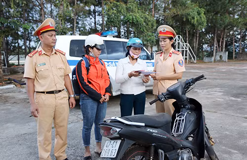 Phòng CSGT Công an tỉnh Đắk Nông trao trả chiếc xe máy bị mất trộm cho đại diện gia đình anh Duy.