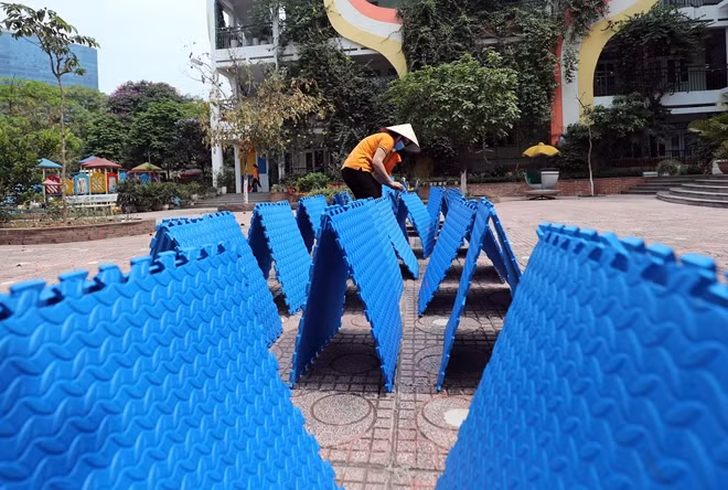 Thảm trải sàn cũng được đem ra cọ rửa và phơi khô ngoài sân. Do thời tiết đang trong những ngày nắng nóng gay gắt nên việc phơi đồ tương đối thuận lợi.