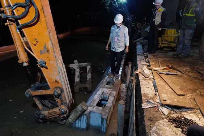 Một cấu kiện bê tông đã được đặt vào vị trí.
