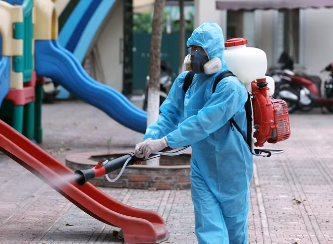 Công tác chuẩn bị được thực hiện kỹ lưỡng với việc khử khuẩn toàn bộ khuôn viên sân chơi của trường...