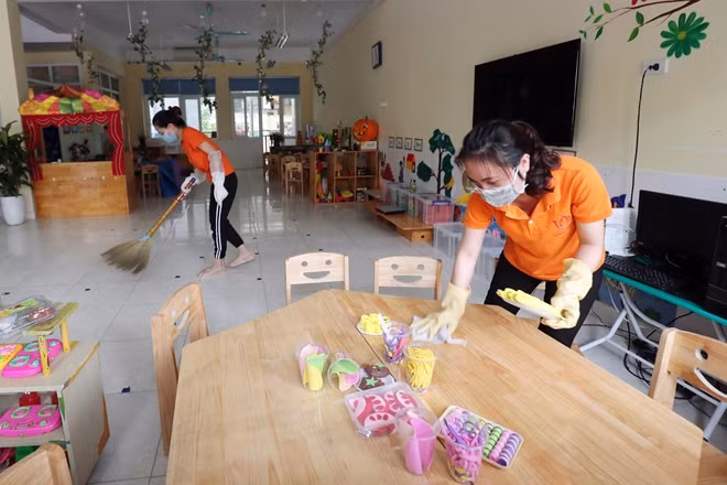 Các lớp học sau khi được phun khử khuẩn sẽ được cô giáo chủ động lau dọn lại thêm một lần nữa. Được biết, trường mầm non Thành Công hiện có khoảng 20 phòng học với gần 700 trẻ theo học cùng 73 cán bộ giáo viên làm nhiều nhiệm vụ khác nhau.