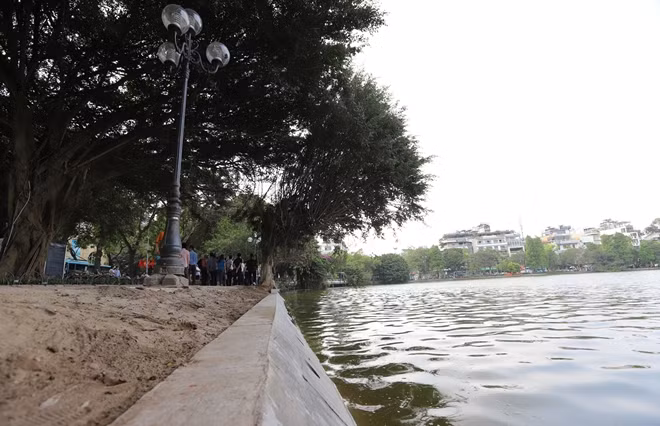 Theo đó, sau hơn 15 ngày thi công, 40m bờ kè đã xuống cấp được thay thế bằng vật liệu khối bê tông cốt sợi đúc sẵn thành các cấu kiện; mỗi cấu kiện dài 1m; cao 2,5m; nặng 2,5 tấn.