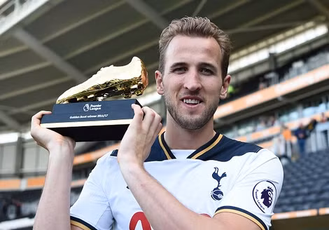 Kane nhận danh hiệu Vua phá lưới Premier League mùa trước. Đây là lần thứ 2 liên tiếp anh đạt thành tích này.