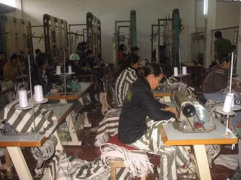 Phạm nhân Trại giam Phú Sơn 4 đang lao động cải tạo ở xưởng may mặc.