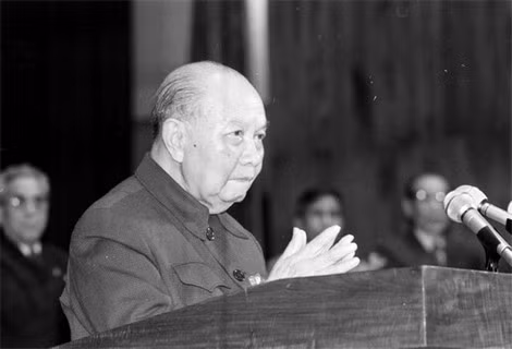 Mùa đông năm 1986, từ diễn đàn Đại hội VI, Tổng Bí thư Trường Chinh ra lời hiệu triệu "nhìn thẳng vào sự thật, đánh giá đúng sự thật, nói rõ sự thật".