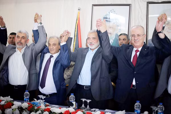 Thủ tướng Rami Hamdallah (phải) và lãnh đạo chính trị của Hamas Ismail Haniya tại Dải Gaza hôm 2-10. Ảnh: Reuters