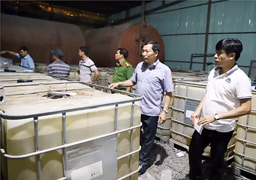 Hàng triệu lít dung môi phục vụ việc sản xuất xăng giả được cơ quan điều tra thu giữ trong vụ án.