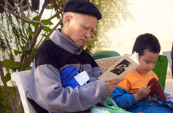 Sau khi chọn được sách mong muốn, hai ông cháu đã thưởng thức ngay trong trường Đại Học văn hóa Hà Nội..