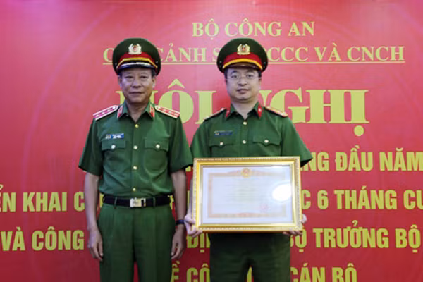 Thừa ủy quyền của Thủ tướng Chính phủ, Thứ trưởng Lê Qúy Vương trao Bằng khen cho Thượng tá Bùi Quang Việt.
