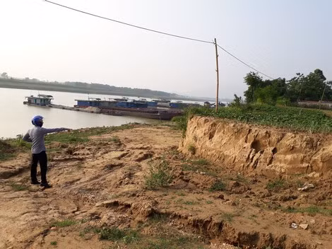 Một đoạn sông bị lở đất.
