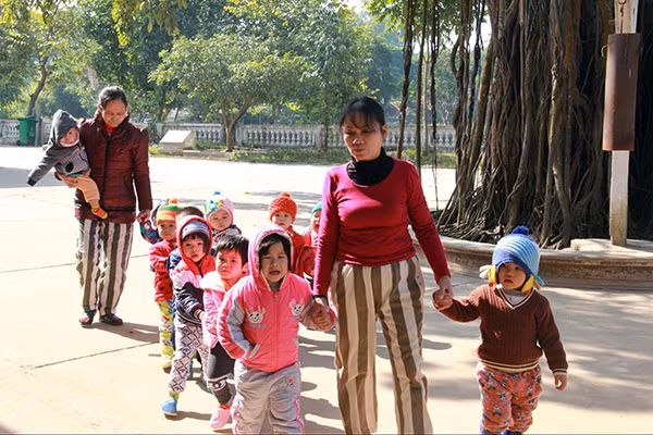 Con em phạm nhân ở Trại giam Phú Sơn 4 trong một buổi đi học về.