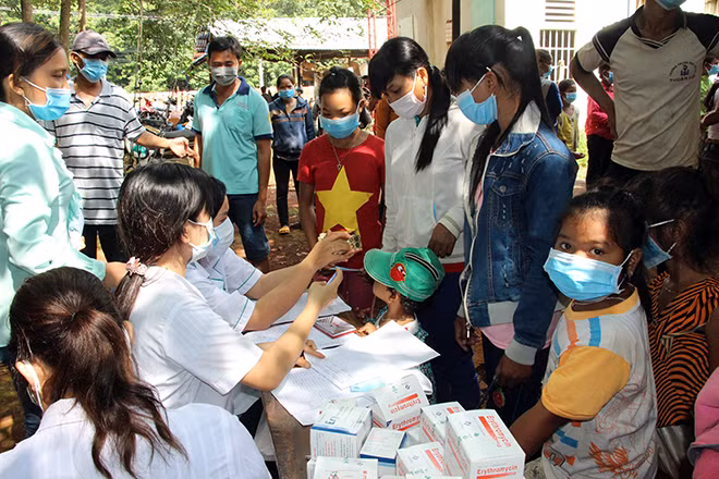 Cấp thuốc uống phòng ngừa bệnh bạch hầu cho người dân có nguy cơ cao ở xã Thuận Lợi, huyện Đồng Phú